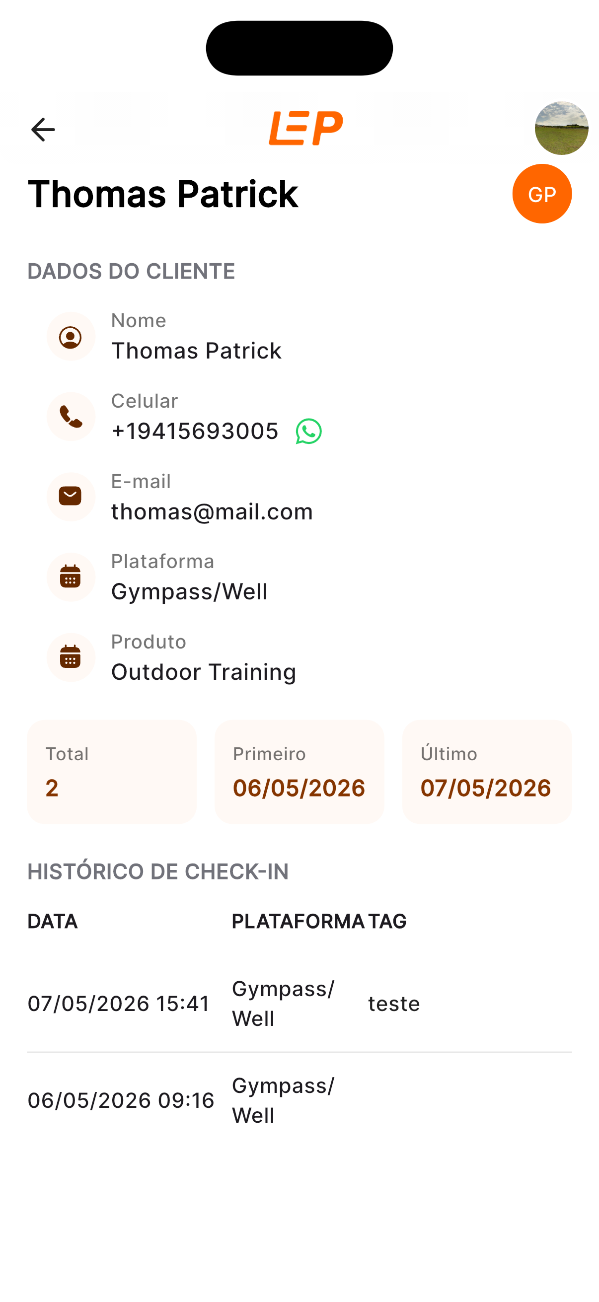 Detalhe individual de um cliente: dados pessoais, plataforma de origem, produto, totais de visitas e histórico completo de check-in com data e tag.