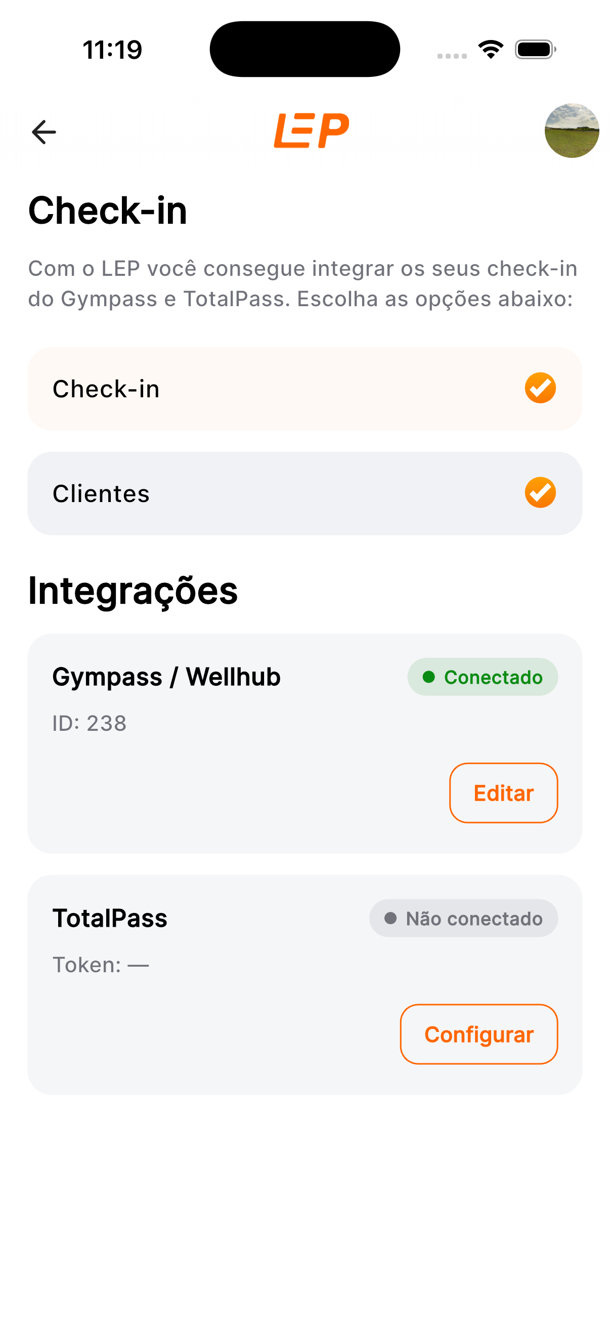 Tela principal Wellhub/TotalPass do LEP App. No topo, área de Check-in com botões 'Check-in' e 'Clientes'. Abaixo, seção Integrações com dois cards lado a lado — Gympass/Wellhub e TotalPass — cada um com seu badge de status (Conectado em verde / Não conectado em cinza) e botão Editar/Configurar.