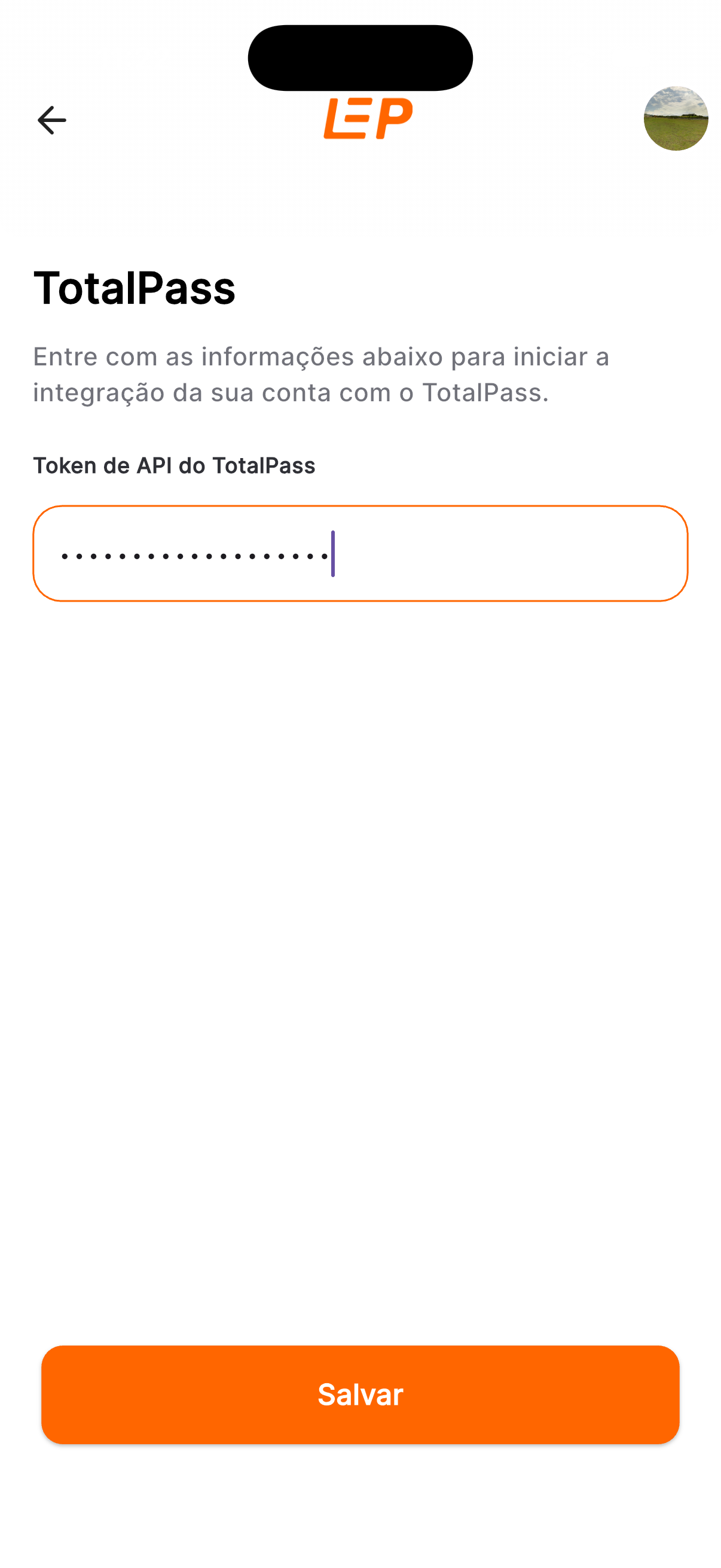 Tela de configuração da integração TotalPass no LEP App. Título 'TotalPass', campo 'Token de API do TotalPass' preenchido com caracteres mascarados (pontos) e botão laranja 'Salvar' no rodapé.